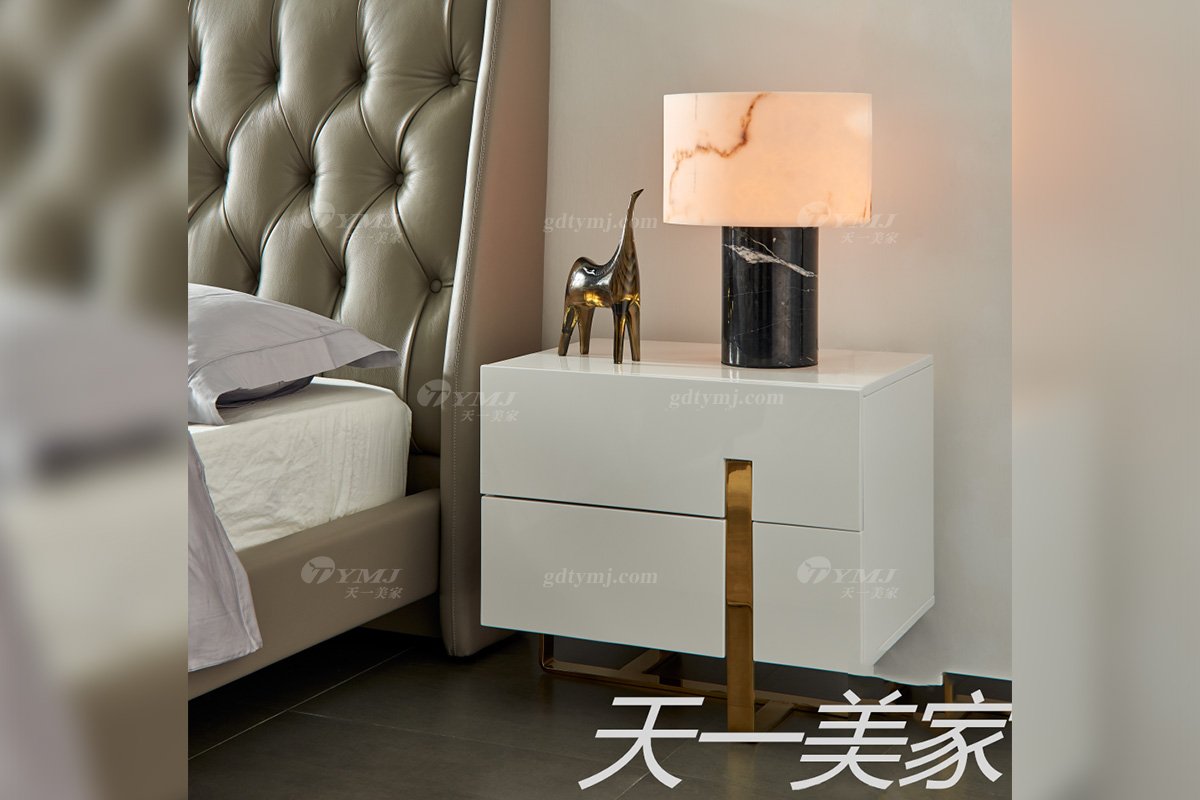 極簡風(fēng)格家具高端別墅會(huì)所大宅簡約E1級(jí)環(huán)保板+不銹鋼白色床頭柜WD605床頭柜場景