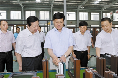 河南省省長謝伏瞻到信陽國際家居產業小鎮調研，并參觀了天一美家集團信陽天一窗業